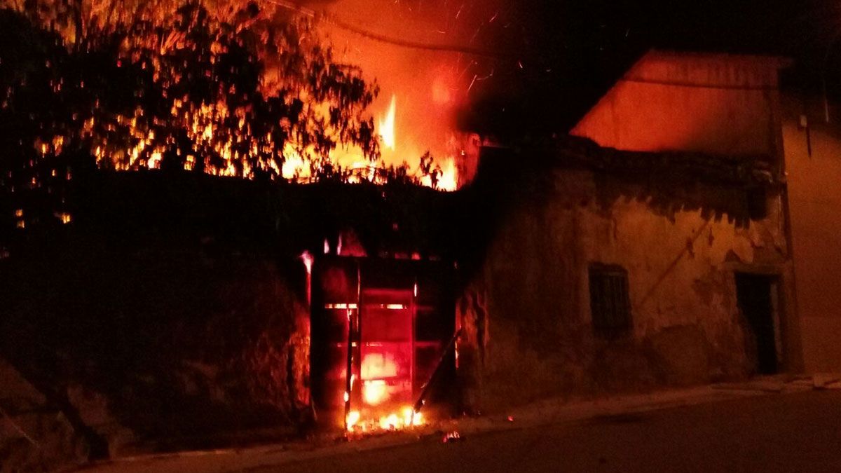 El incendio tuvo lugar en una vivienda de la calle El Sol de Valderas. | L.N.C.