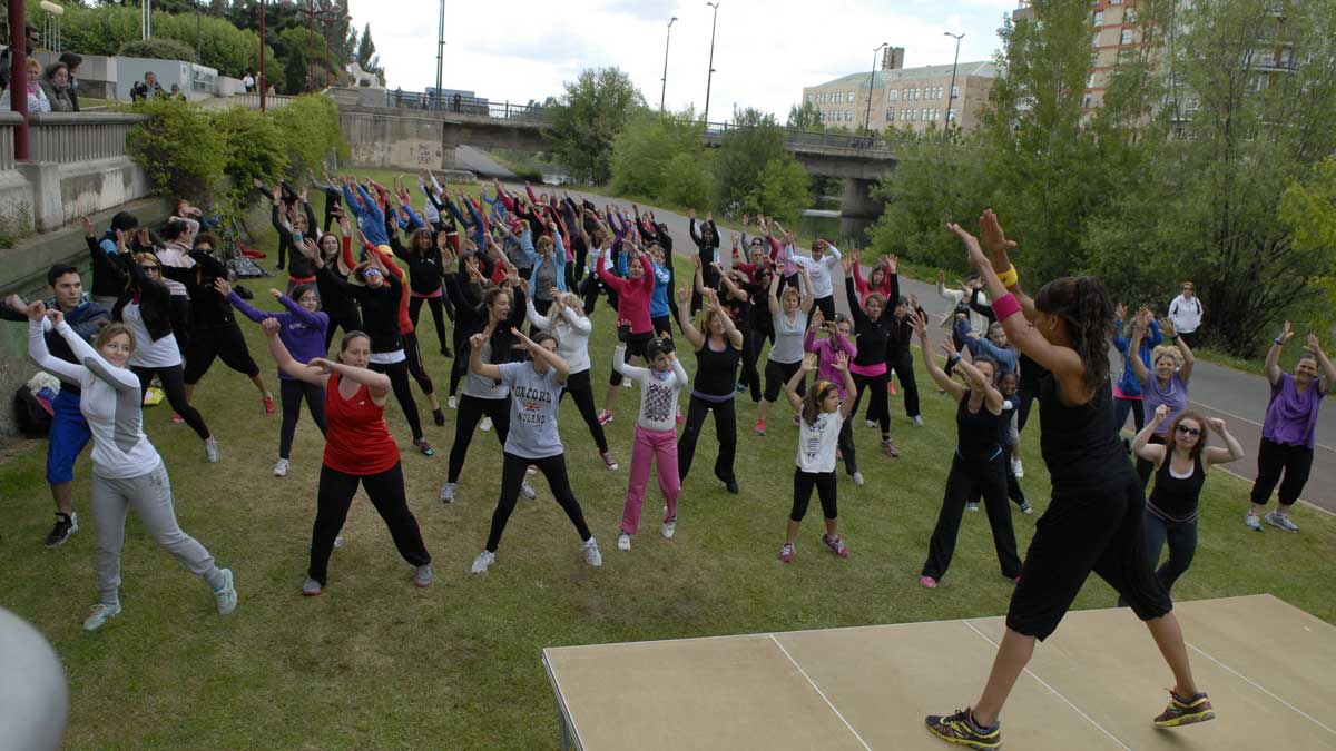 Una sesión de zumba en la orilla del Bernesga. | MAURICIO PEÑA