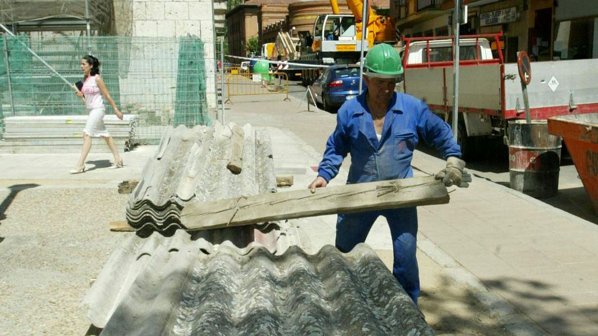 Un trabajador de la construcción realiza labores de reparación de un tejado.| ICAL