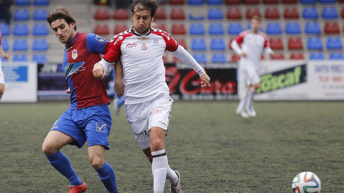 Tejedor se encara con un jugador del Burgos durante el encuentro de ida. :: DIARIO DE BURGOS