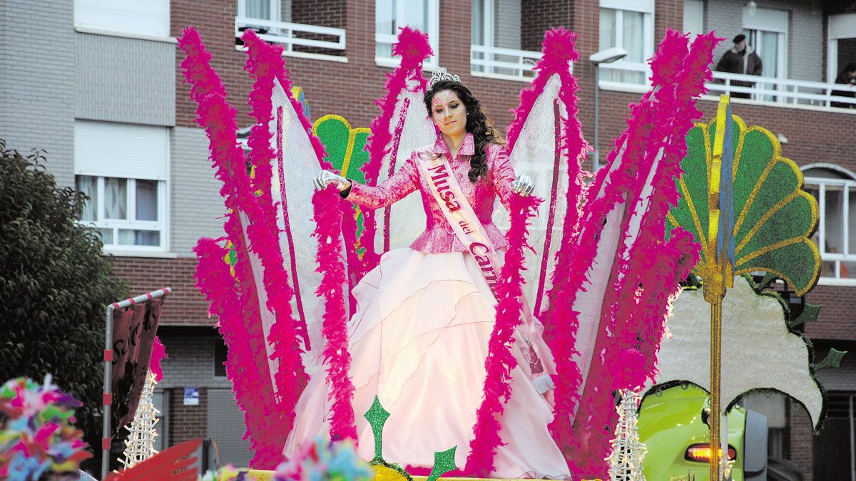 La Musa del Carnaval presidirá, junto a su grupo, el desfile del martes. | ABAJO