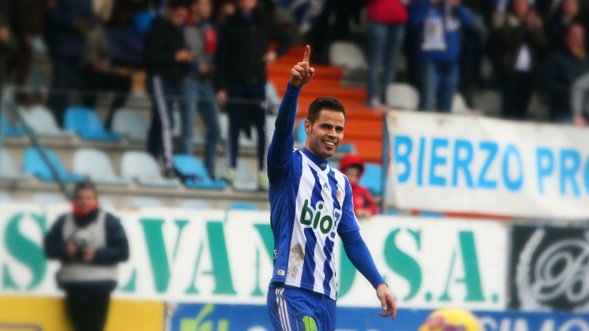 Acorán celebra su gol frente al Sabadell | CÉSAR SÁNCHEZ