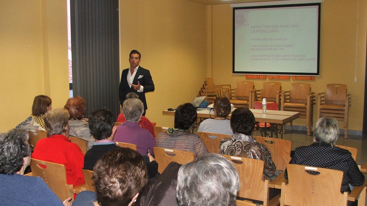 El podólogo David Muñoz, en su conferencia de este lunes. | L.N.C.