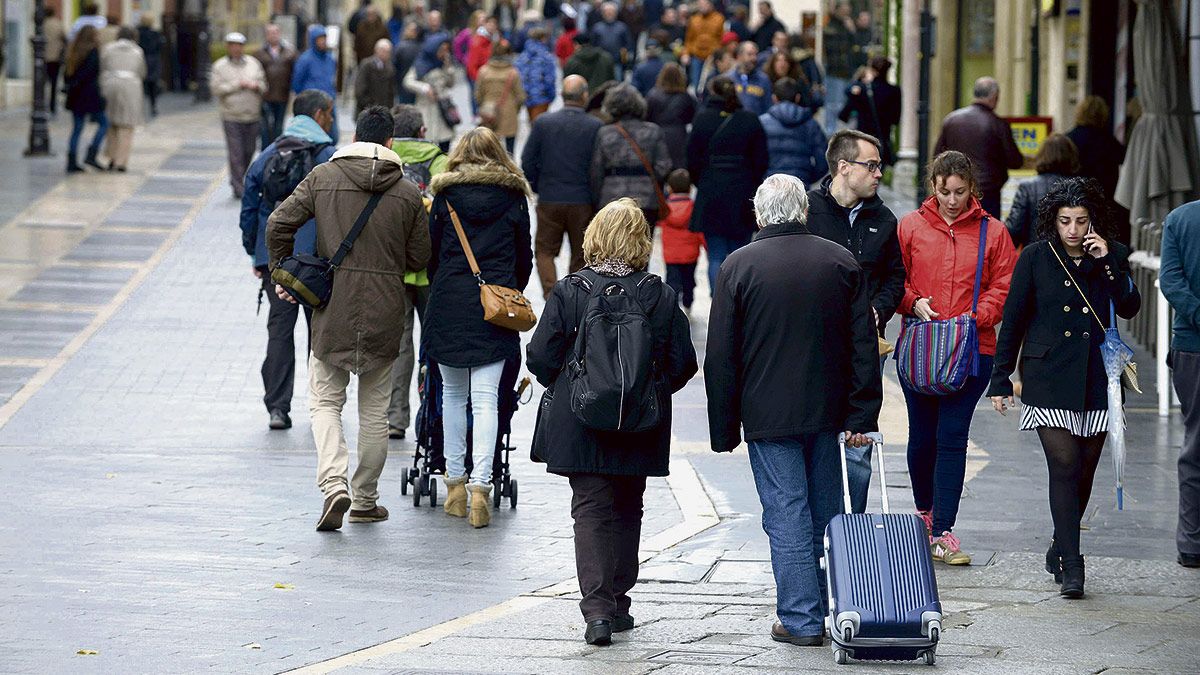 El puente de diciembre ha arrancado en León con menor afluencia de visitantes que en años anteriores. | MAURICIO PEÑA