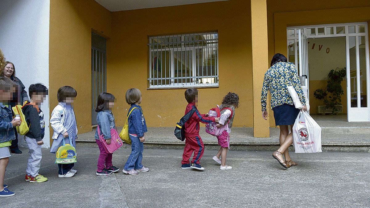 Escolares hacen cola para entrar a clase en el primer día del curso. | MAURICIO PEÑA