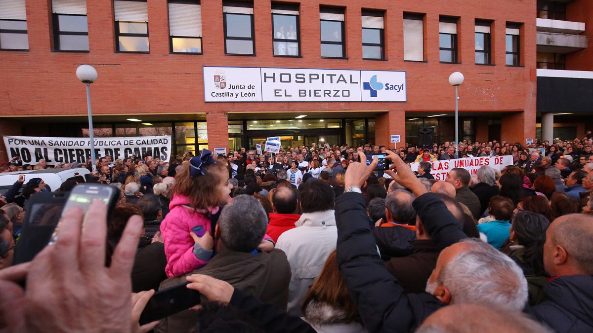 Imagen de una de las últimas protestas de la Plataforma ante el Hospital del Bierzo. | ICAL
