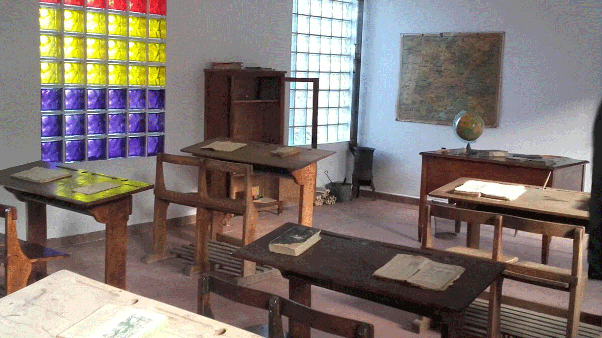 Pupitres y material antiguo de las aulas, en una de las estancias de 'La Escuela del Ayer'.