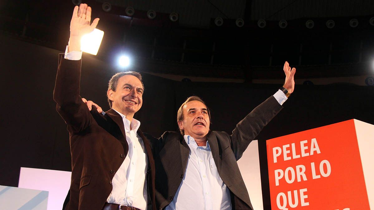 Rodríguez Zapatero, junto con el exministro socialista José Antonio Alonso, que ha fallecido este jueves en Madrid. | ICAL