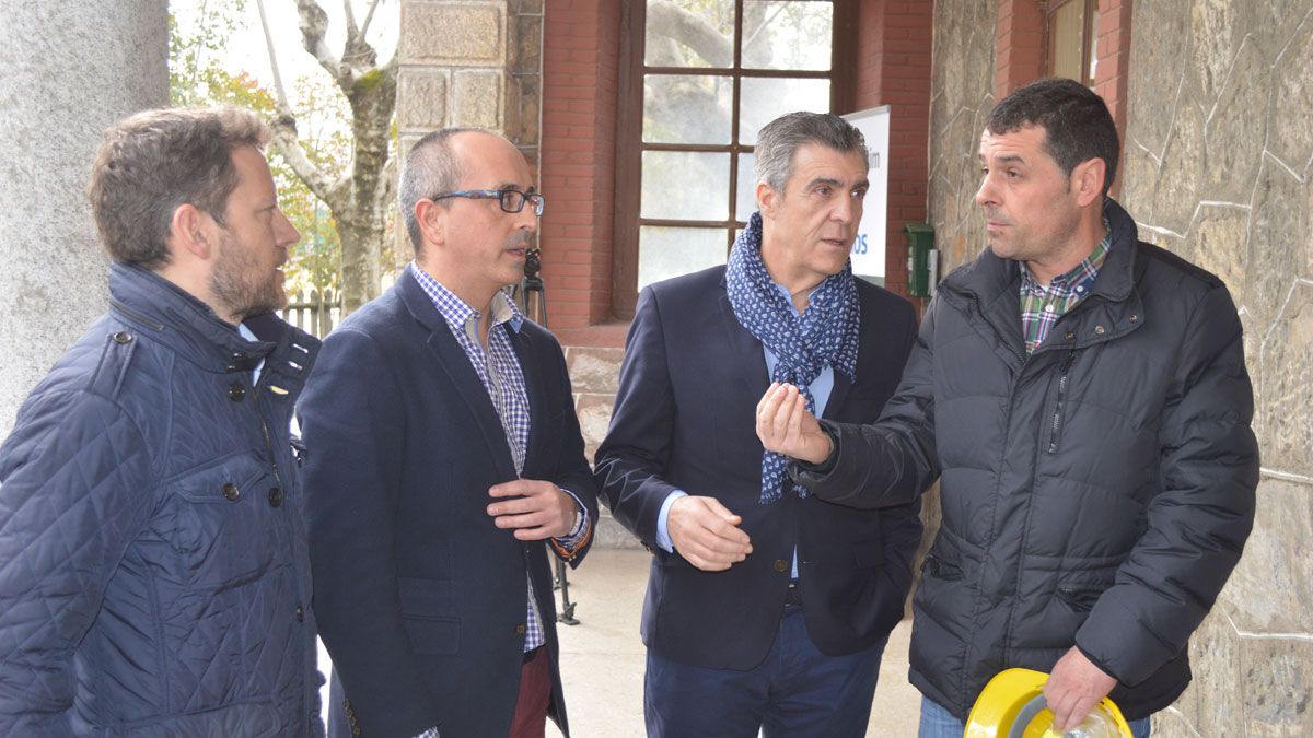 El director de Cementos Cosmos, Jaime Santoalla (2D), junto al presidente de la Fele, Javier Cepedano (2I) ayer en Toral de los Vados. | A. CARDENAL