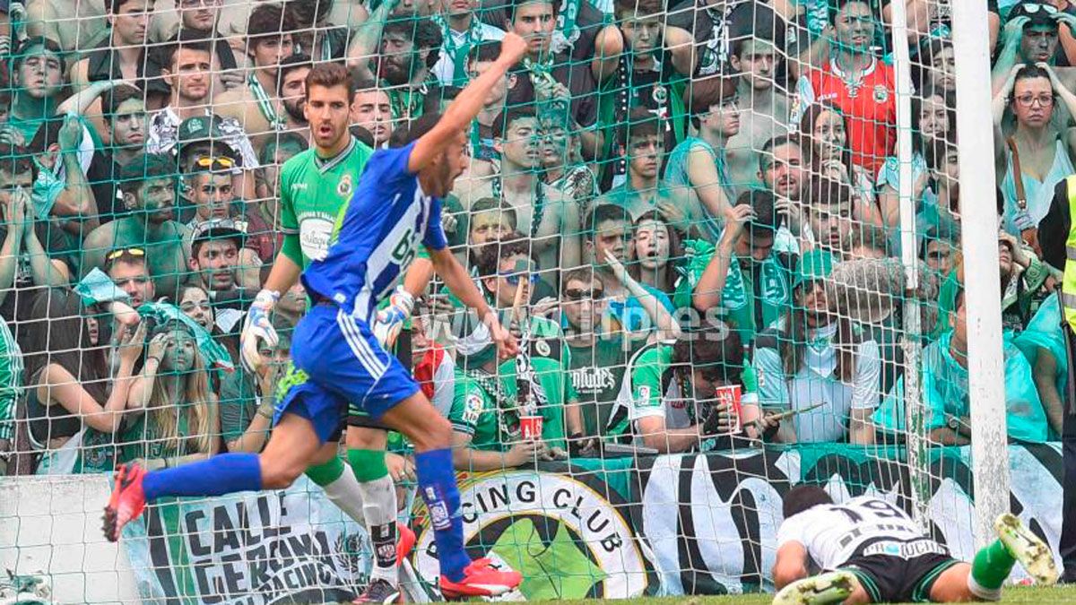 Yuri celebra el gol de Alberto Aguilar que dio la victoria a la Deportiva. | LA LIGA