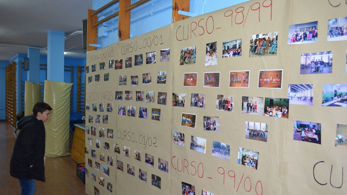 Un mural recogió las vivencias de los alumnos que pasaron por el centro. | A. CARDENAL