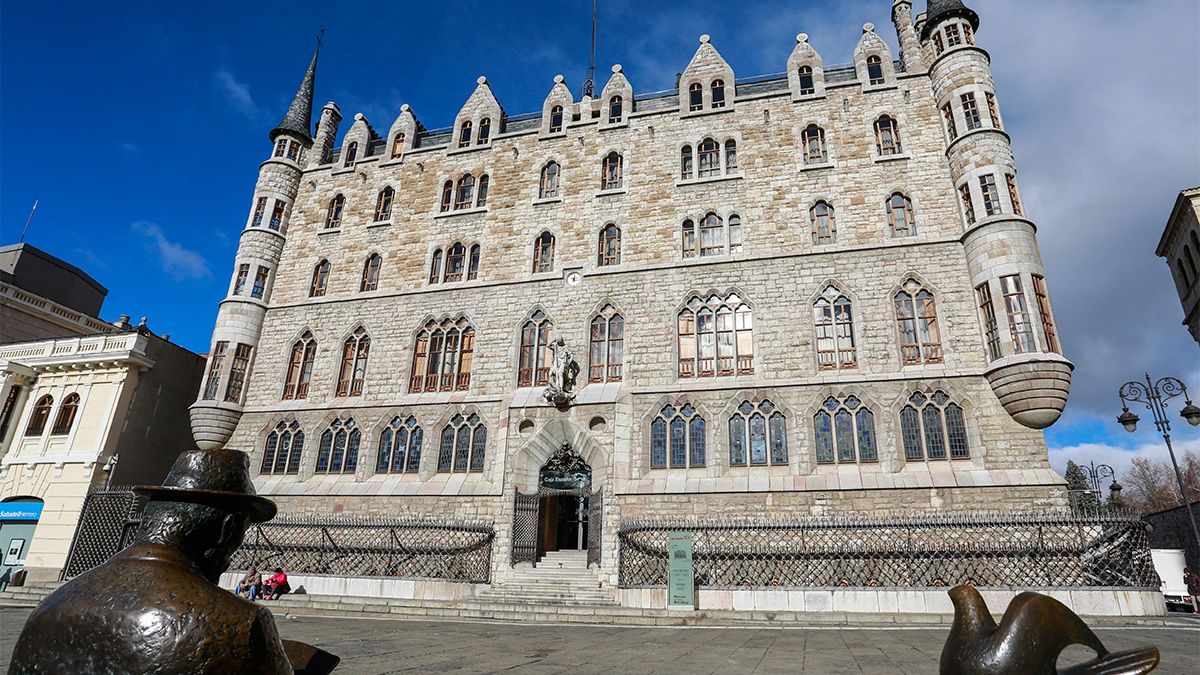 Fachada principal del edificio ‘Casa Botines’ de León, diseñado y construído por el arquitecto español Antonio Gaudí. | ICAL