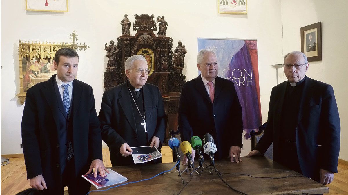 José María Vicente, Julián López, Guillermo García y Máximo Gómez durante la presentación en elSalón del Trono del Obispado de León. | DANIEL MARTÍN