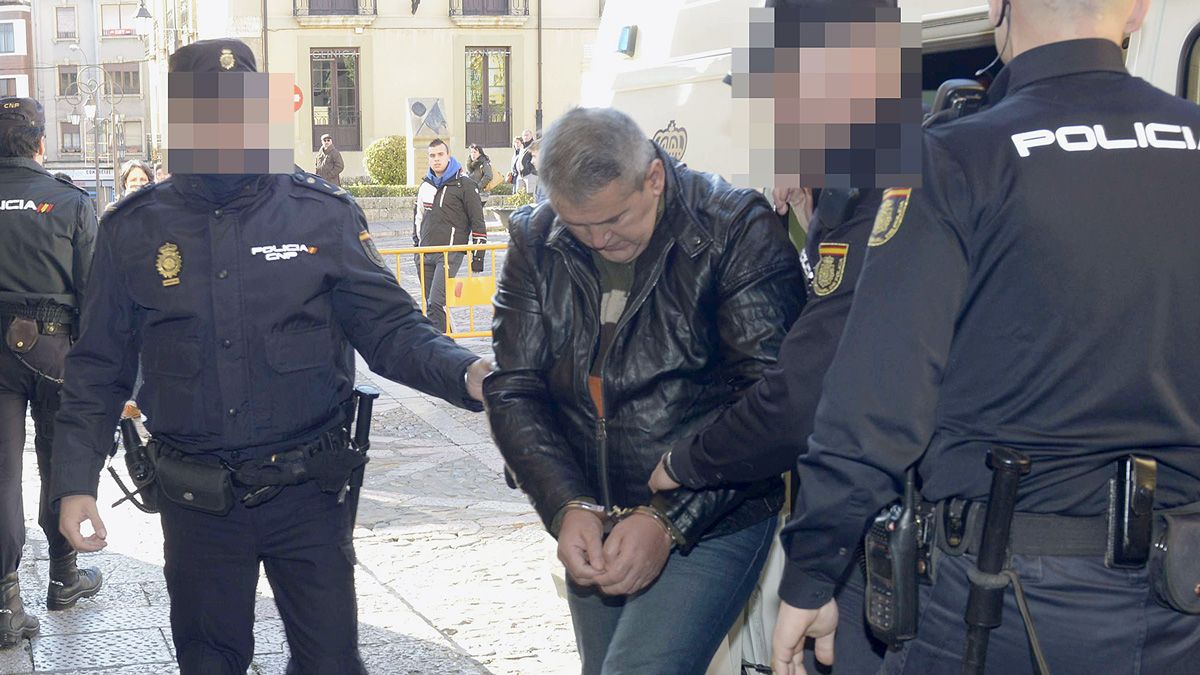 José Ramón Vega, el pasado mes de febrero entrando a la Audiencia Provincial de León donde se celebraba el juicio por el crimen de Roberto Larralde. | MAURICIO PEÑA