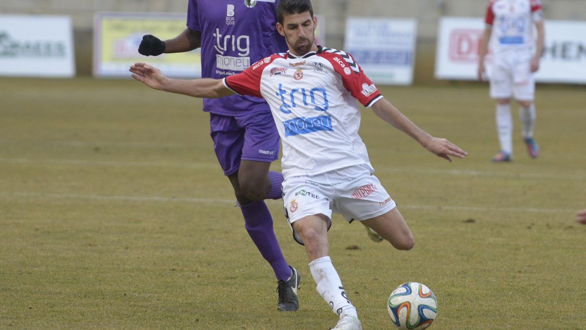 Diego Peláez dispara en el choque frente al Burgos. | MAURICIO PEÑA