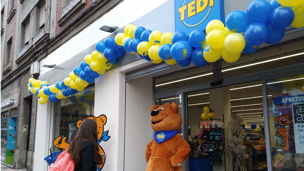 El oso de Tedi daba la bienvenida a los primeros clientes que compartieron la inauguración de la tienda. | M.I.