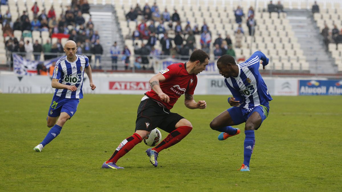 Urko Vera, autor de los dos goles del Mirandés, trata de regatear a Camille. | DIARIO DE BURGOS