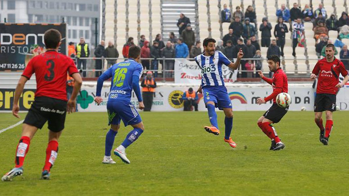 Carpio intenta un pase largo frente al Mirandés | DIARIO DE BURGOS