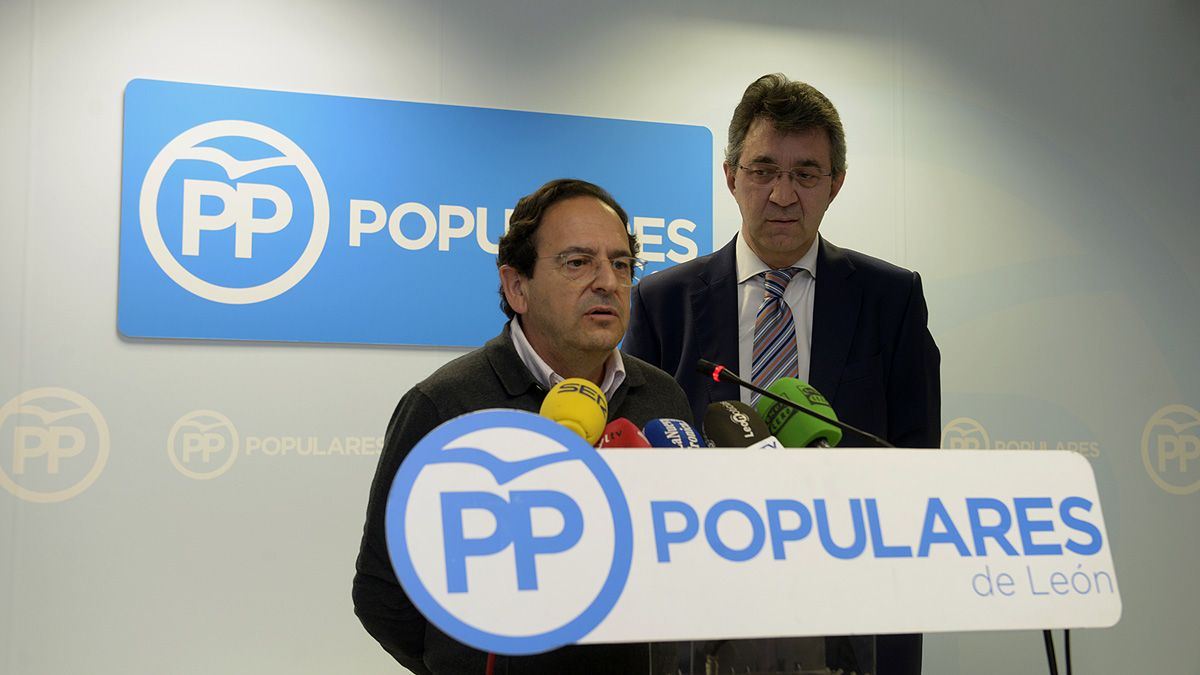 Luis Aznar y Juan M. Majo, hace unos días en la sede del PP leonés. | MAURICIO PEÑA
