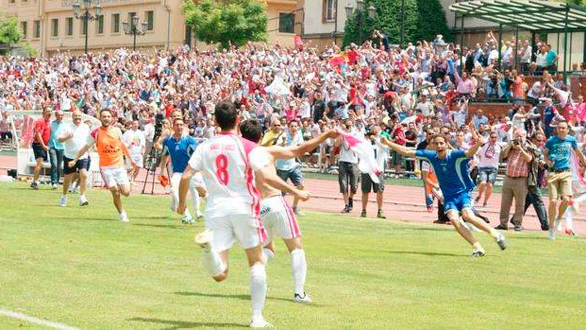 Celebración del gol de David Álvarez en Oviedo. | SPORTLEON