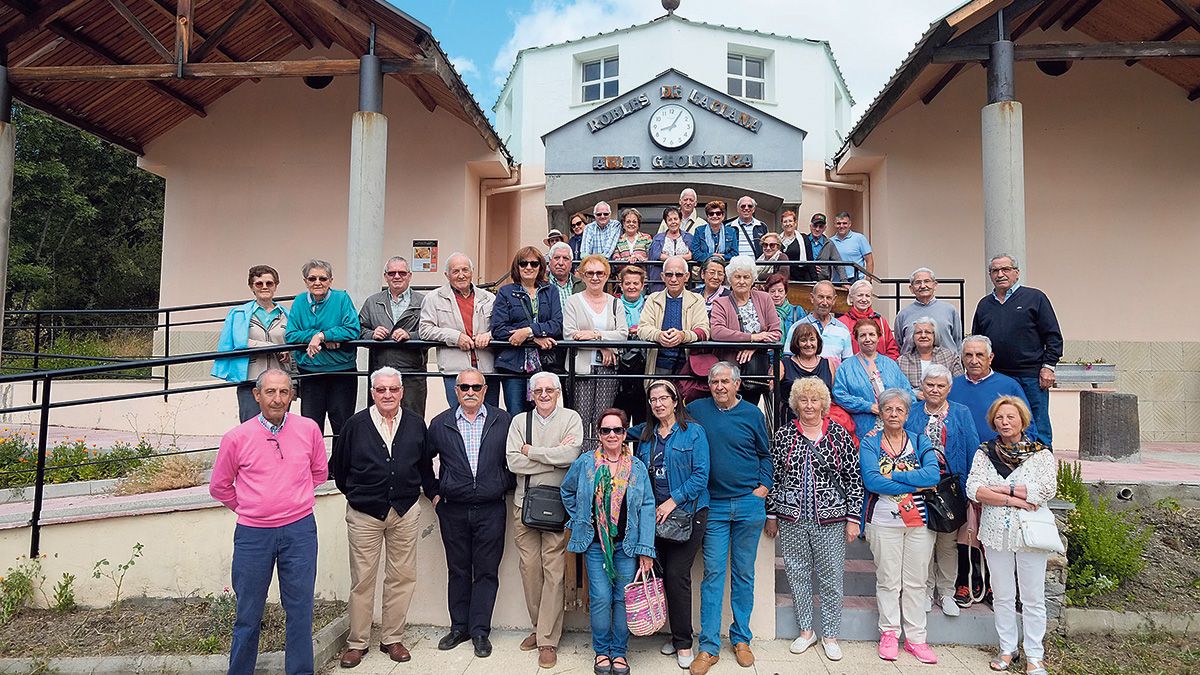 Quintos del 43, 44 y 45 del Ayuntamiento de Santa Colomba de Curueño en el Aula Geológica de Robles.  | DANIEL MARTÍN