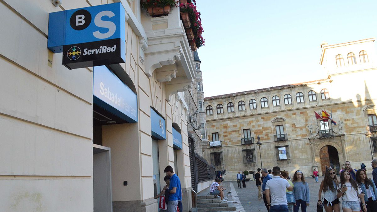 El Banco Sabadell espera superar los 800 millones de beneficio a final de año. | DANIEL MARTÍN