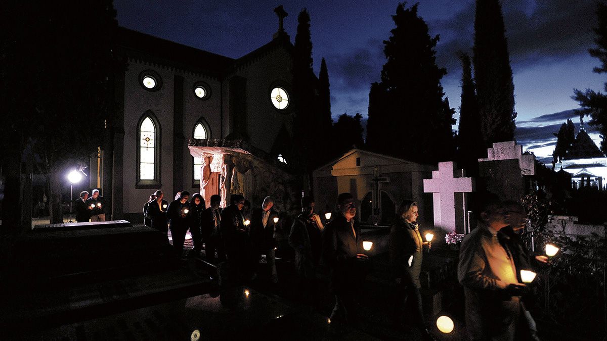 Una de las visitas realizadas al cementerio de León hace una semana para poner en valor su patrimonio. | DANIEL MARTÍN