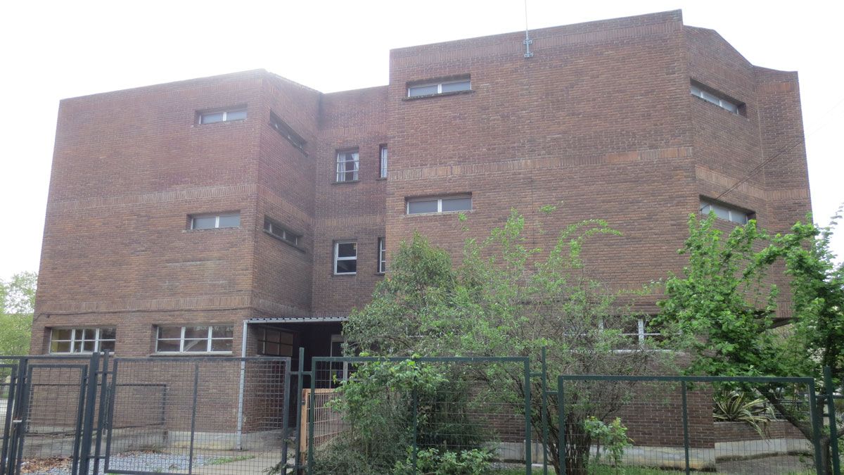 Edificio que hasta septiembre pasado albergó la Escuela de Música en la Avenida de la Libertad, en una imagen de esta semana. | L. N. C.