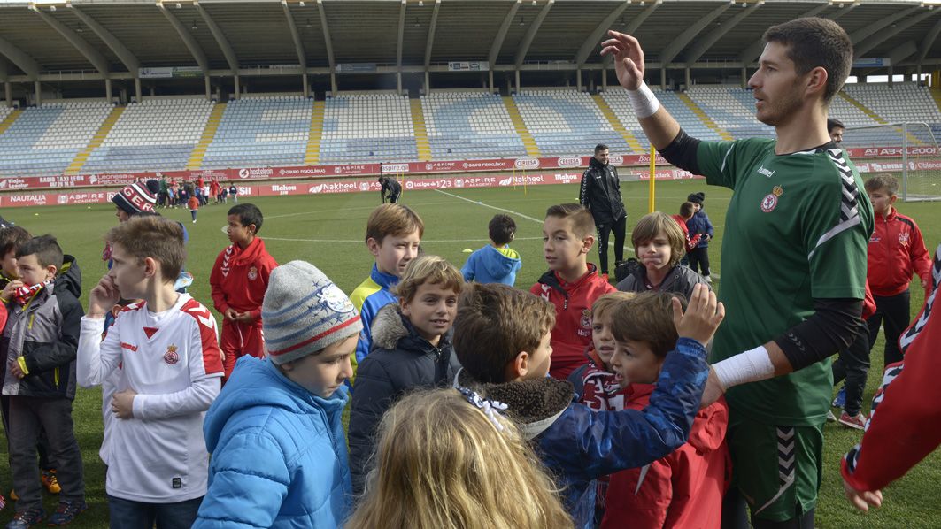 Palatsí, rodeado de niños durante el entrenamiento. | MAURICIO PEÑA