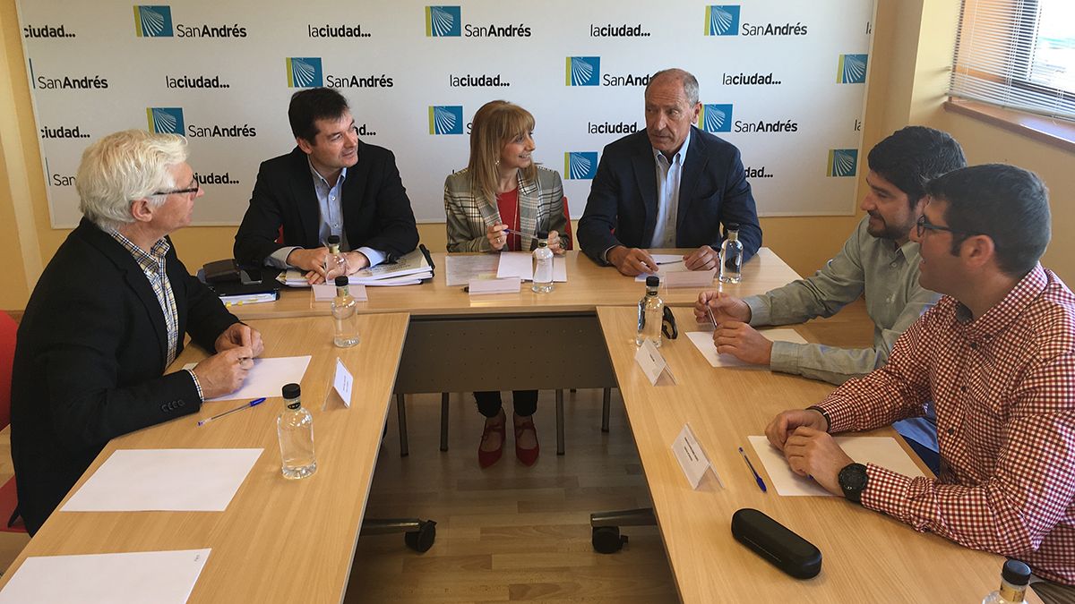 Un momento de la reunión de los técnicos de Adif con Gancedo. | L.N.C.