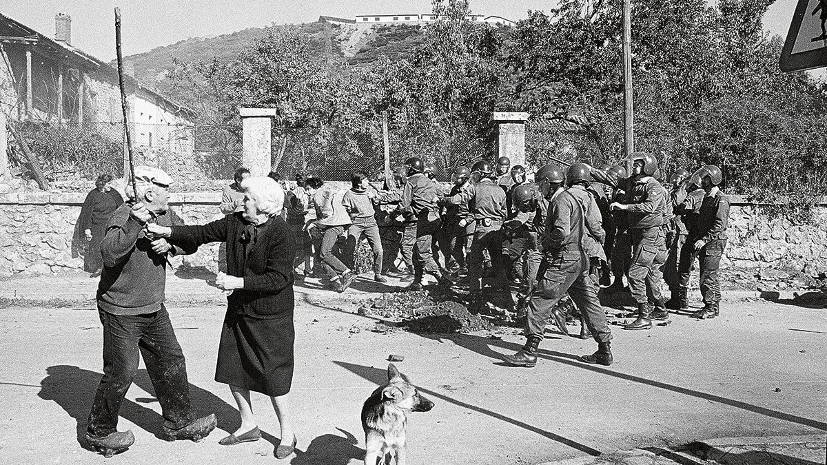 Esta fotografía de Mauricio Peña, protagonizada por dos vecinos de Riaño, es el perfecto resumen de lo que ocurrió aquellos días. | MAURICIO PEÑA