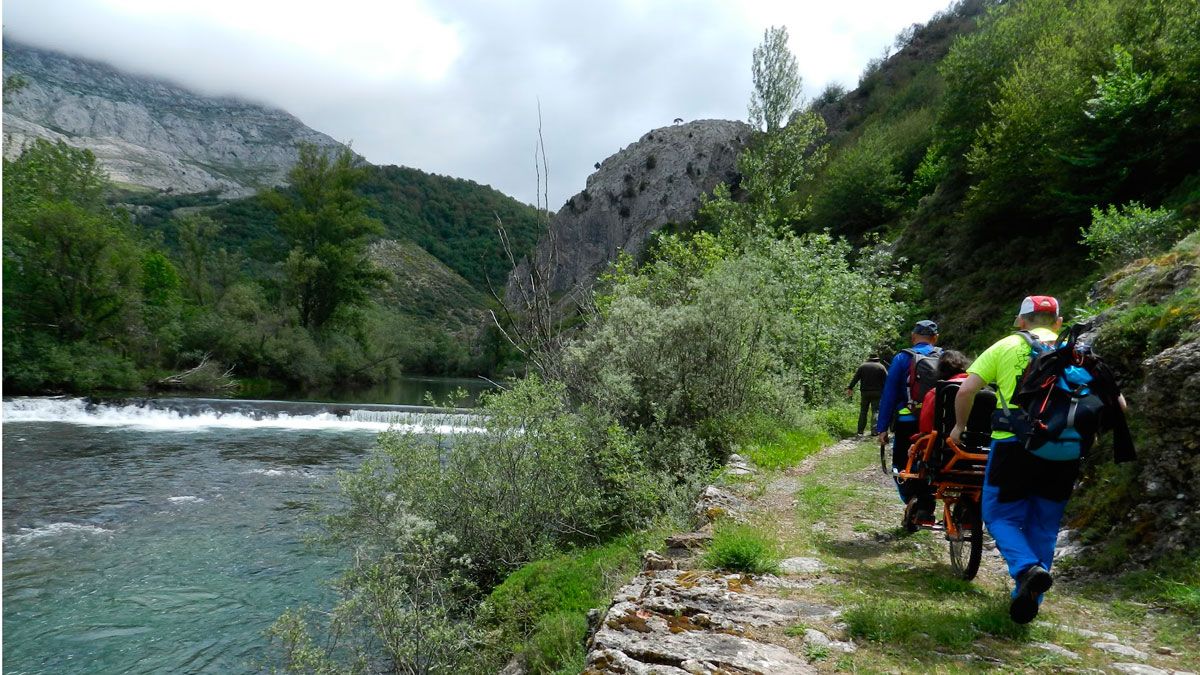 Estas rutas inclusivas que realiza el club Pandetrave permite a discapacitados disfrutar de paisajes y caminos ‘imposibles’ para ellos solos. | MARCE FERNÁNDEZ