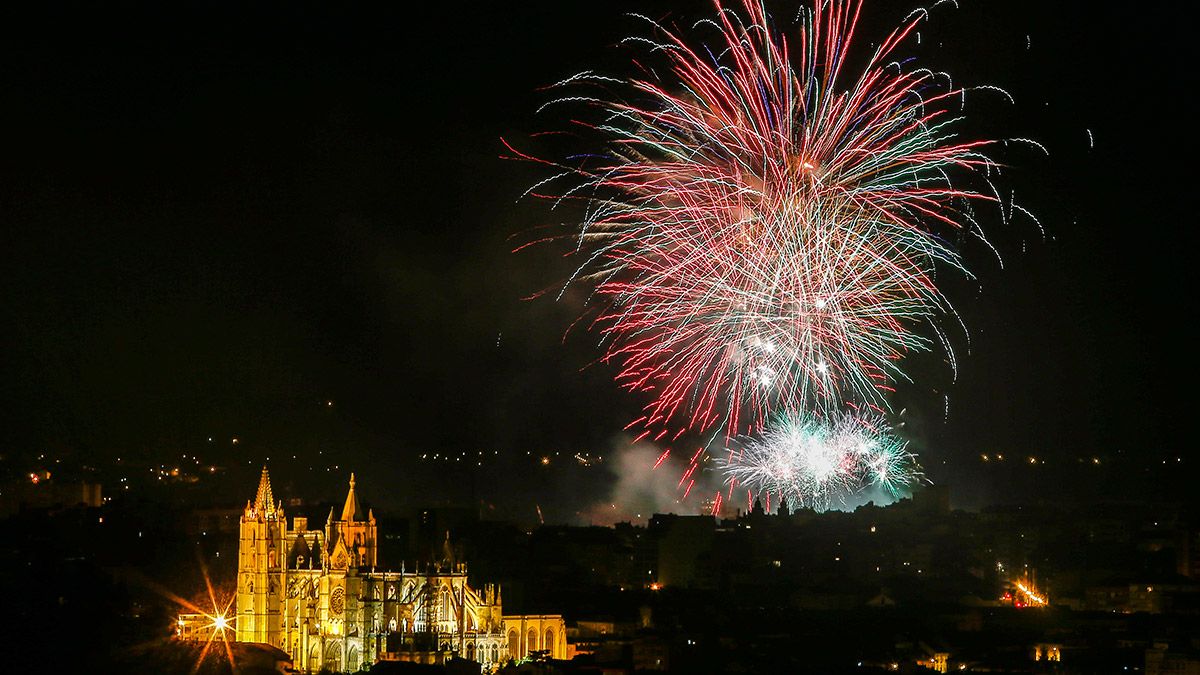 Imagen de los fuegos artificiales de esta noche de San Juan. | CARLOS S. CAMPILLO (ICAL)