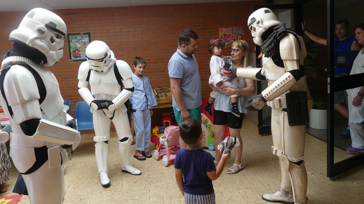 La ‘501st Legion-Spanish Garrison’ de ‘Star Wars’ visita a la Unidad de Hospitalización de Pediatría de Hospital del Bierzo.