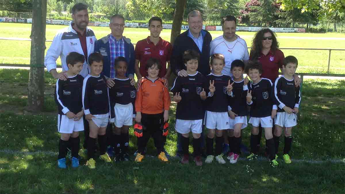 El candidato del PP durante su visita este sábado a los campos deportivos del barrio El Ejido.