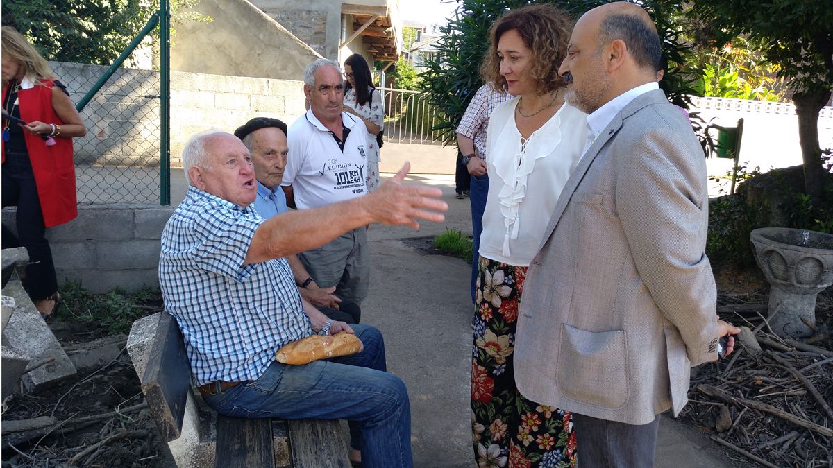 Visita del presidente de la Confederación a Toral de Merayo, donde charló con los vecinos sobre el arrastre. | M.I.
