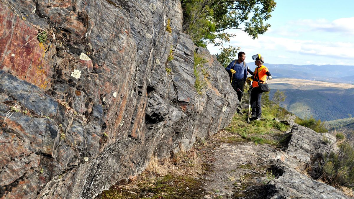 Descubriendo el trazado del canal en la roca. | D.G.L.