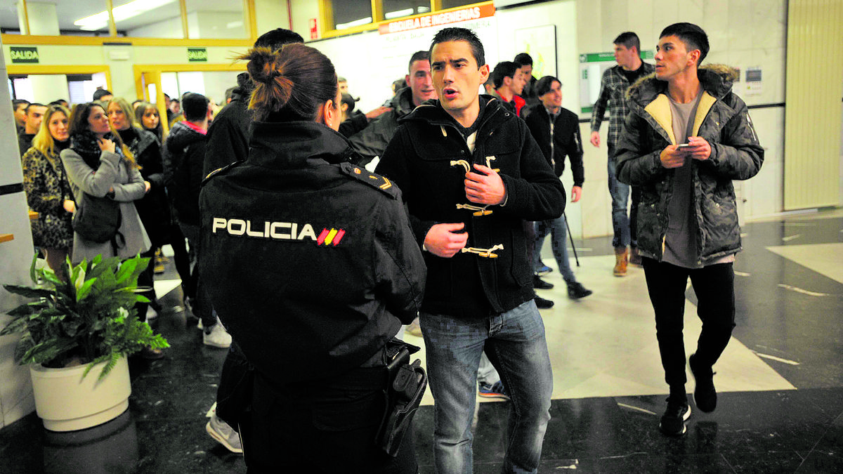 Las últimas oposiciones para Policía Nacional se celebraron el 15 de enero de 2017 en varias facultades de León. | DANIEL MARTÍN
