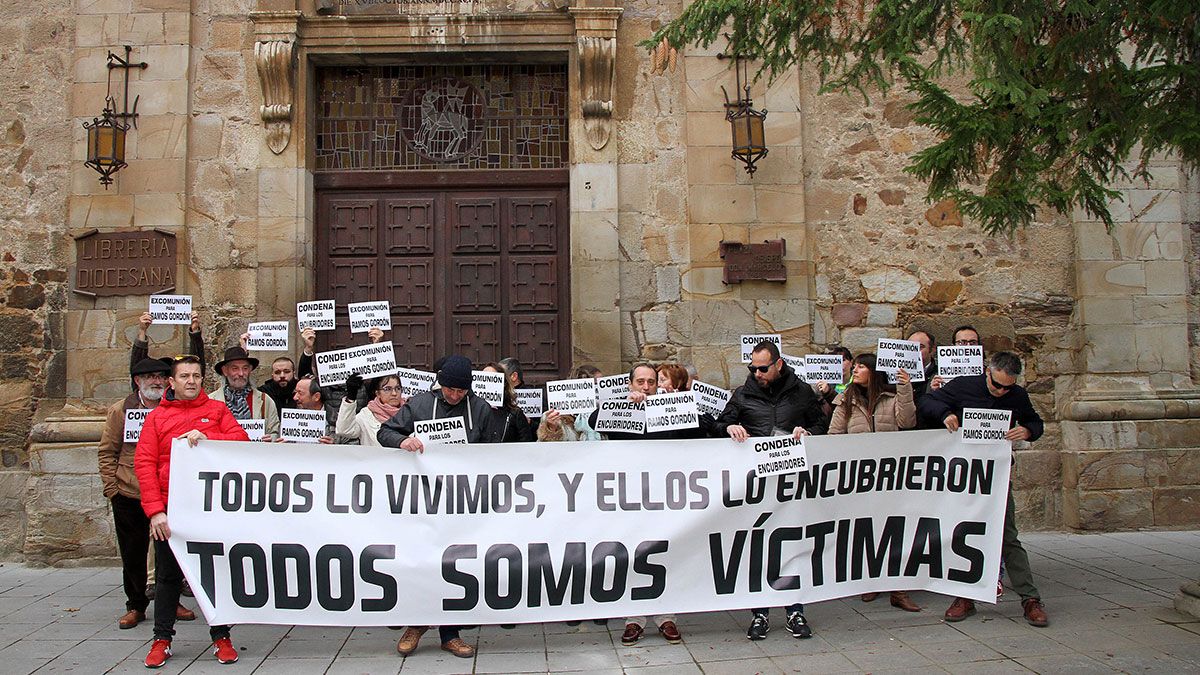 Exseminaristas de La Bañeza y Astorga se concentran para mostrar su repulsa a la pederastia en la iglesia. | ICAL