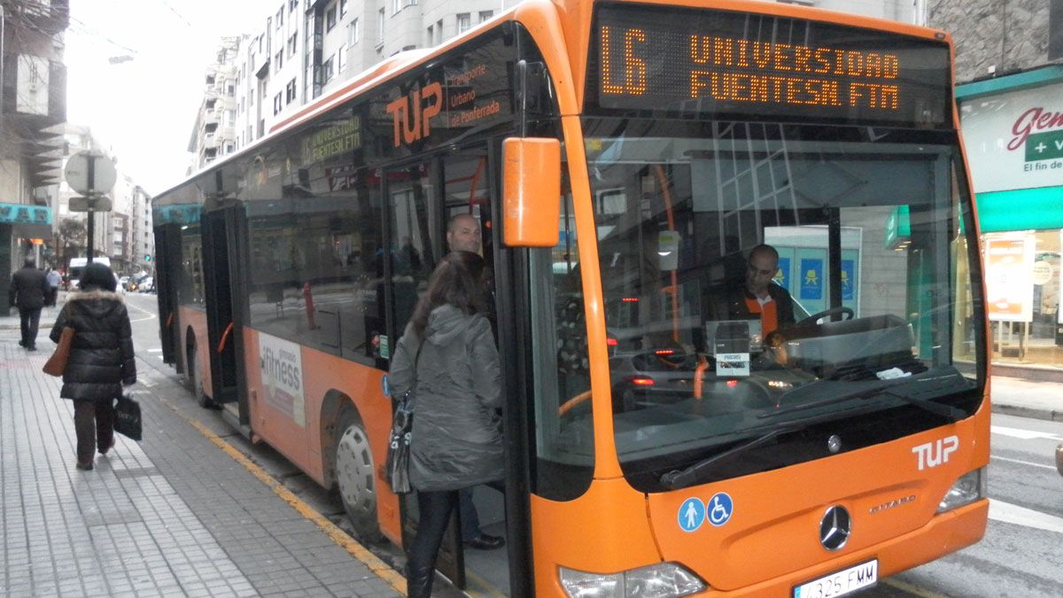 Uno de los buses del transporte urbano de Ponferrada.| LNC