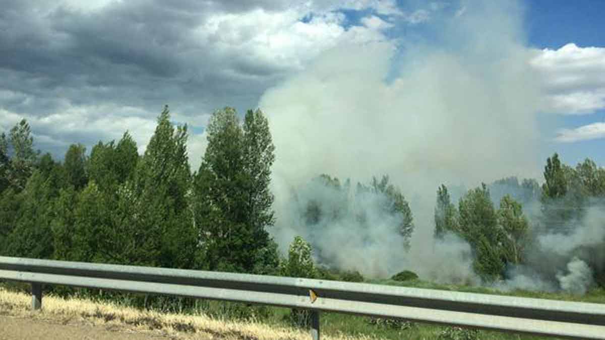 El fuego de La Candamia se podía ver desde buena parte de la ciudad. | @devlarosa