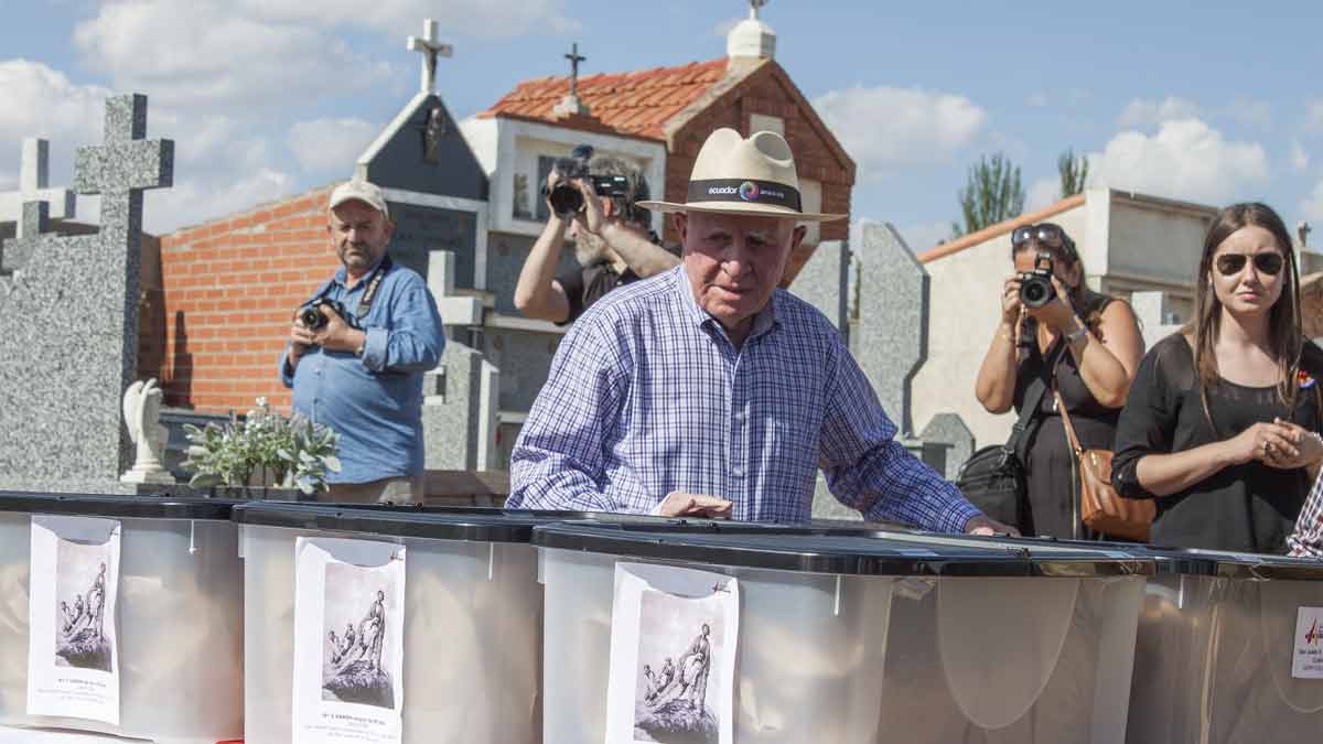 Los restos de las 9 personas enterradas ayer en el cementerio de Valderas se hallaron en San Justo de la Vega. | T.G.