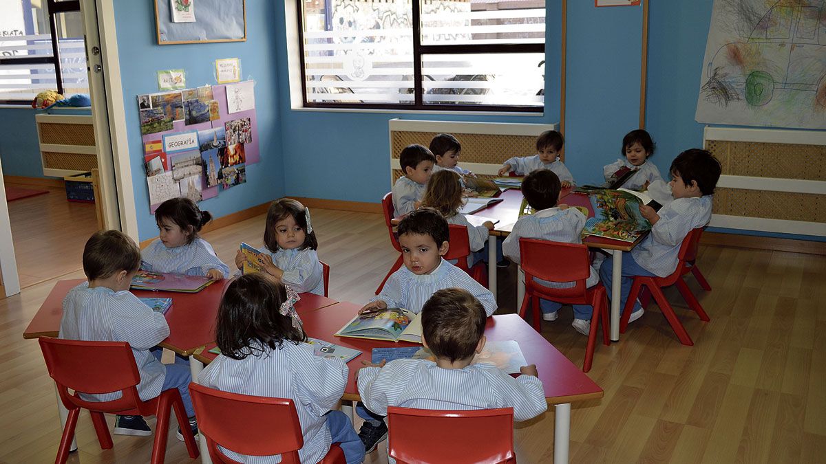 Algunos alumnos en un aula de lectura. | L.N.C.