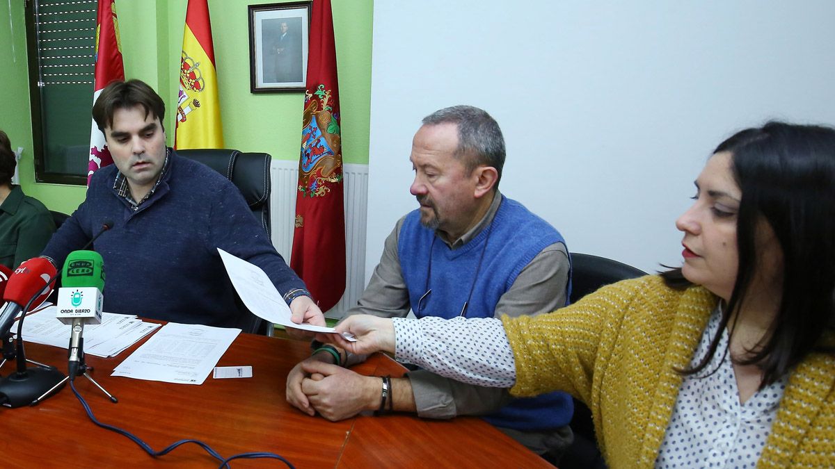 Santiago Enríquez, en el centro, junto al alcalde actual Sergio Álvarez y la edil Susana Vila, en una imagen de archivo. | Ical