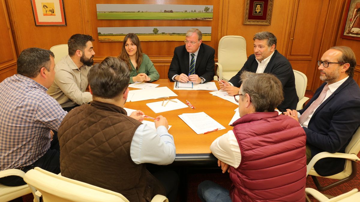 Un instante de la reunión celebrada en el Ayuntamiento de León. | CÉSAR