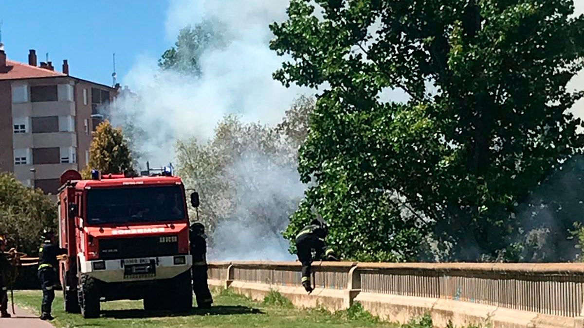 La intensa humareda provocado por el fuego declarado este viernes en Eras de Renueva. | N.G.T.