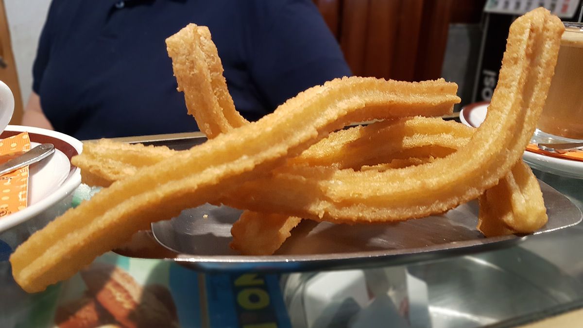 Tampoco faltan los churros para mojar en el café durante la mañana. | T.G.