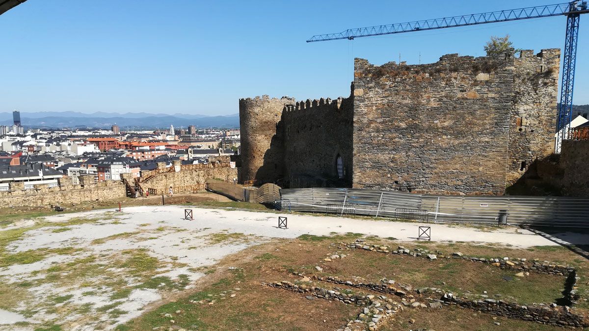 Vista de la zona del castillo viejo desde el balcón de la biblioteca de la fortaleza. | D.M.