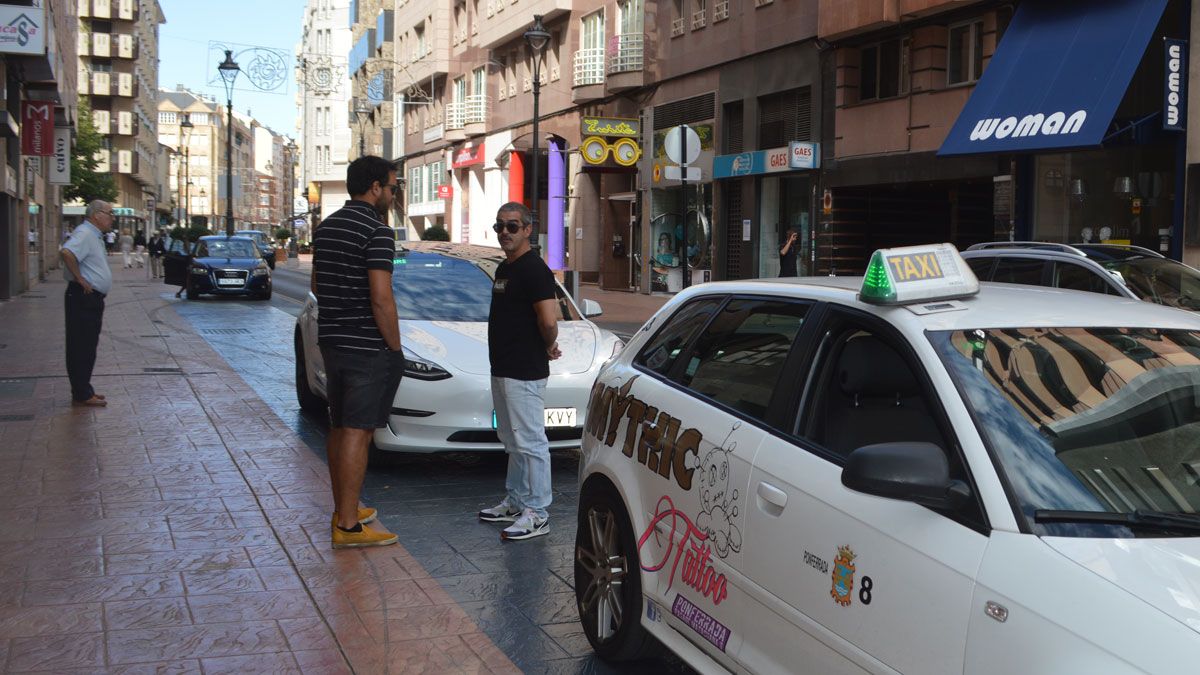 Taxistas en una de las calles de Ponferrada.