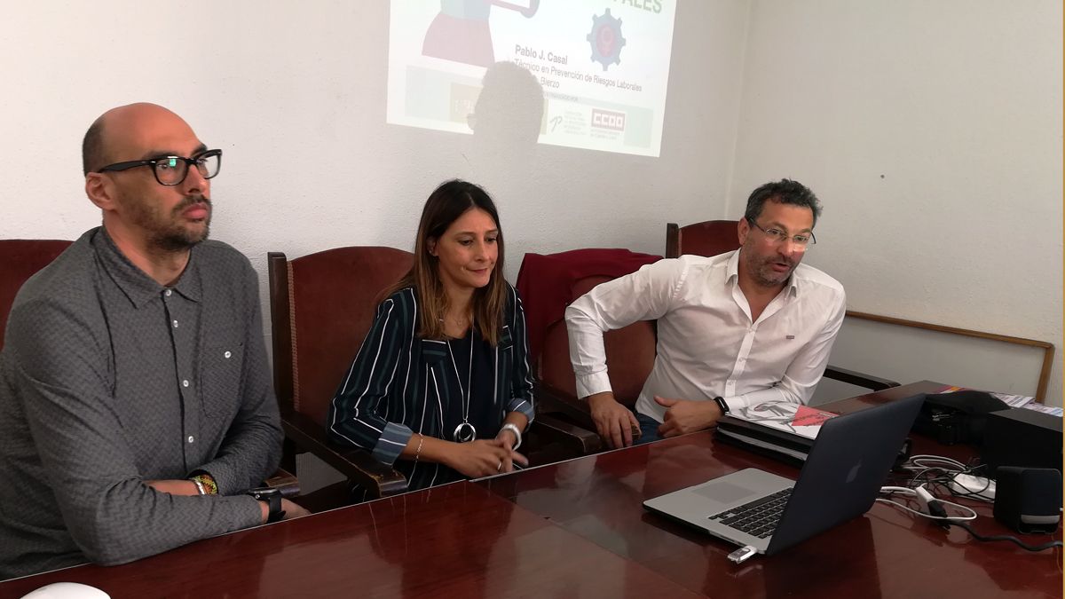 Imagen de los representantes de CCOO en la Jornada de Salud Laboral en Ponferrada este lunes. | D.M.